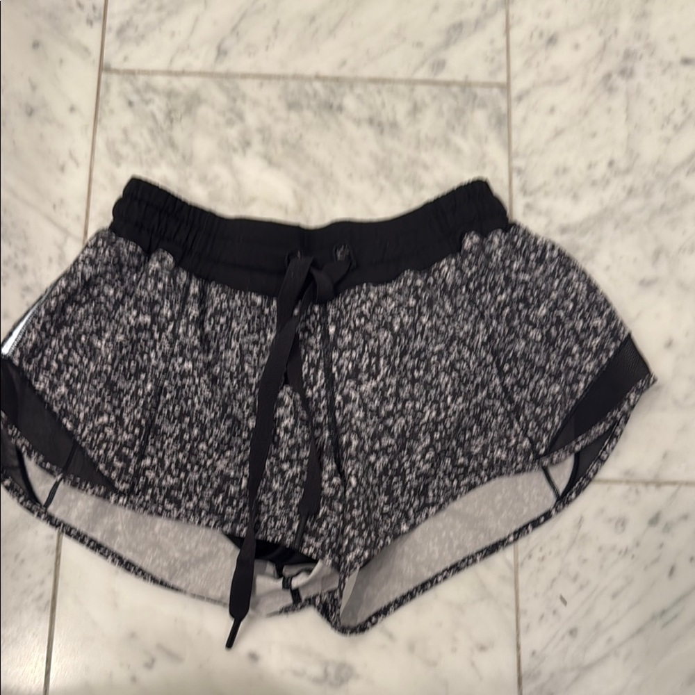 Lululemon Hotty Hot 2.5 Women's Black and Gray Shorts